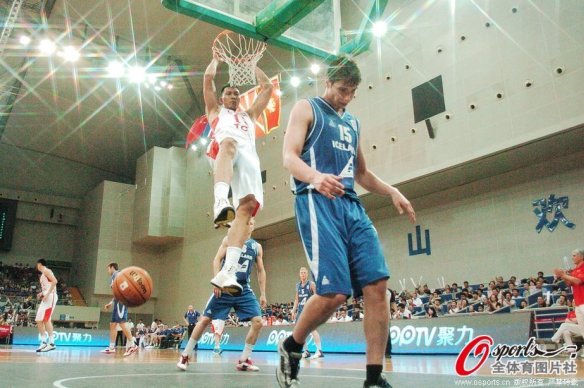 直播吧9月5日訊 今天，ESPN名記Dave McMenamin撰文談到了卡梅隆-安東尼入選名人堂的細節。在2024年參加保羅-喬治的播客節目《Podcast P》時(shí)，安東尼回憶起了2010年的休賽期