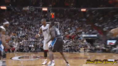 直播吧11月25日訊 NBA常規賽，猛龍110-99力克騎士。賽后，拉賈科維奇接受了采訪(fǎng)。談及米切爾在第四節的狀態(tài)回暖，拉賈科維奇表示：“這樣級別的球員，這樣自帶氣場(chǎng)的核心球員，真的很難被限制?！北緢?chǎng)