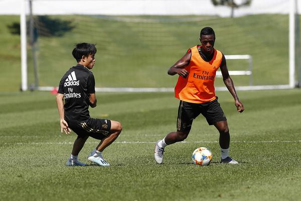 [流言板]雷迪克：球隊今晚看起來(lái)有點(diǎn)累，錯失了很多上籃的機會(huì )