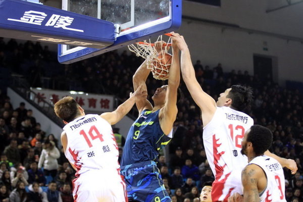 直播吧11月05日訊 快船主場(chǎng)119-120不敵熱火，今日NBA官方出具了本場(chǎng)的裁判報告。最后28秒，小卡在油漆區停留超過(guò)了三秒，且沒(méi)有立即積極防守對方，應該吹罰防守三秒違例，熱火應罰一球，裁判漏吹。