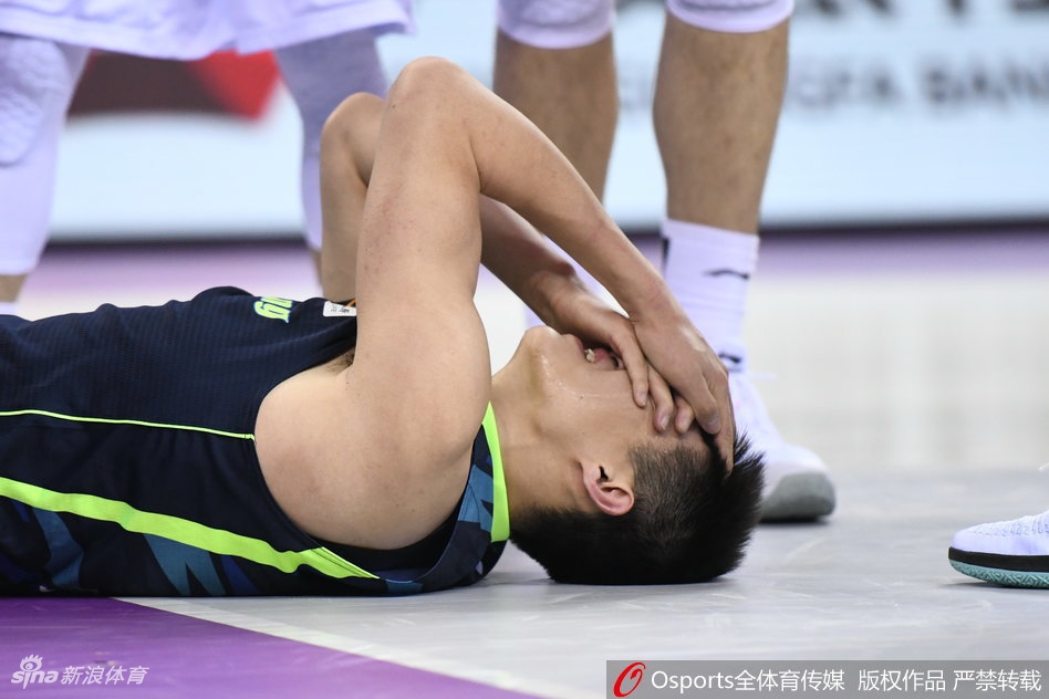 直播吧10月23日訊 NBA常規賽，開(kāi)拓者主場(chǎng)114-118惜敗森林狼。賽后，媒體人徐靜雨進(jìn)行點(diǎn)評 ，原文如下：愛(ài)德華茲爆砍41分用出絕技上帝之手！跟喬丹當年簡(jiǎn)直一模一樣，手都伸直了推倒防守球員，這就
