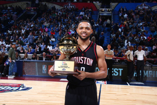 直播吧11月25日訊 NBA常規賽，猛龍110-99力克騎士。賽后，主帥拉賈科維奇接受了采訪(fǎng)。談及球隊的化學(xué)反應，拉賈科維奇表示：“最重要的是我們所擁有的球員品質(zhì)。更衣室里的每一個(gè)人都渴望贏(yíng)球，他們極