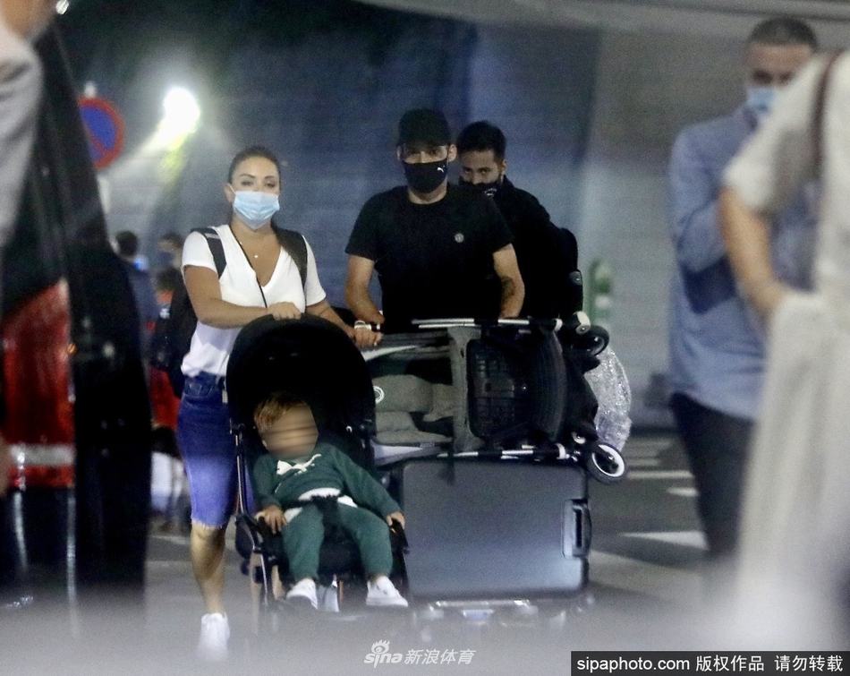 自己人啊??若昂·佩德羅想倒勾，但是被身后的恩佐放倒