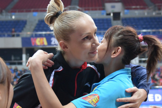 殺死比賽！格蘭姆斯迎著(zhù)濃眉干拔三分命中，6記三分砍下23分