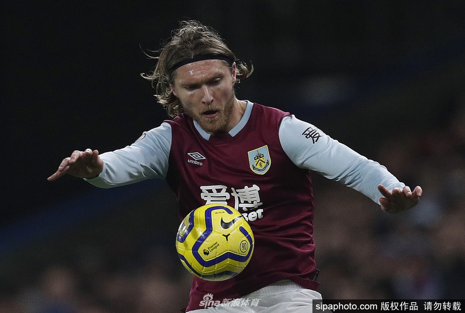 可惜沒(méi)算！約基奇外線(xiàn)隨手一扔進(jìn)了 吹提前犯規