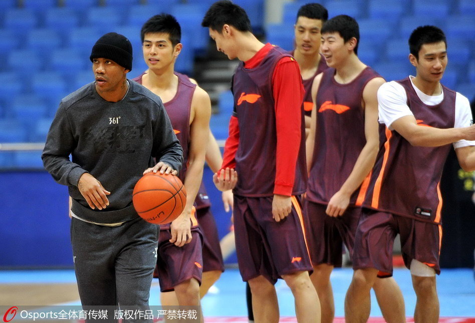 【24直播網(wǎng)戰報】北京時(shí)間11月18日NBA常規賽，主場(chǎng)作戰的76人以110-108擊敗快船。德拉蒙德14分18籃板0助攻，祖巴茨14分13籃板1助攻。全場(chǎng)具體比分：33-25、23-21、27-27