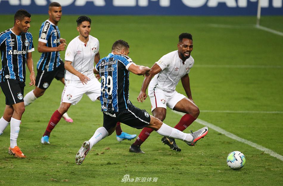 離大譜！烏干達門(mén)將賈馬爾禁區外撲救手球，替補出場(chǎng)10分鐘染紅