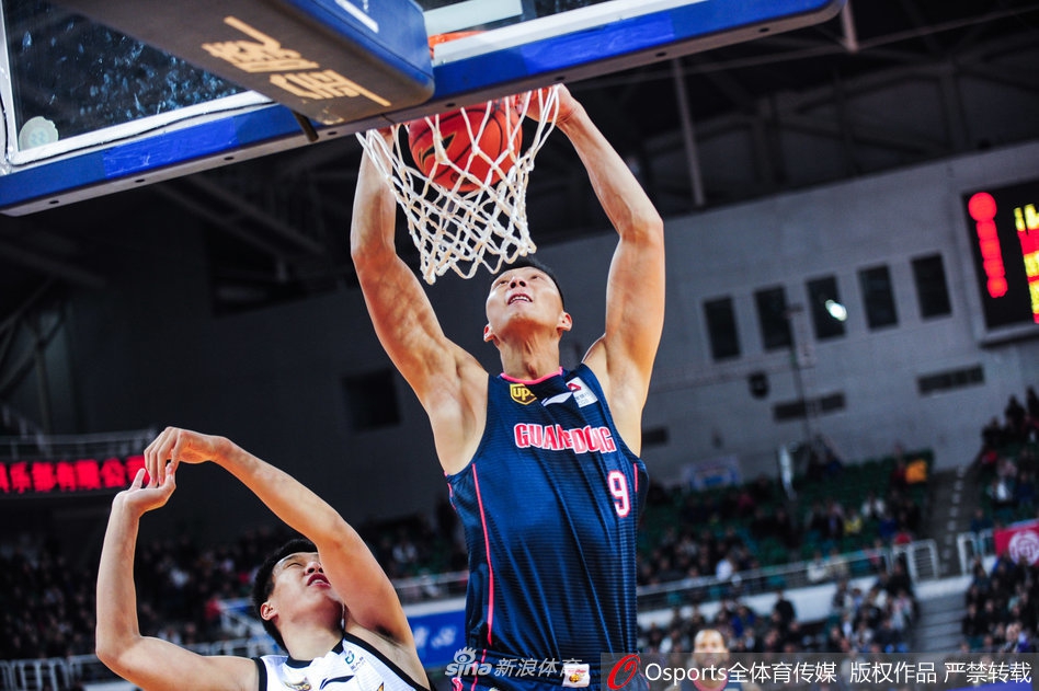 曼城扳平！多庫內切射門(mén)折射入網(wǎng)