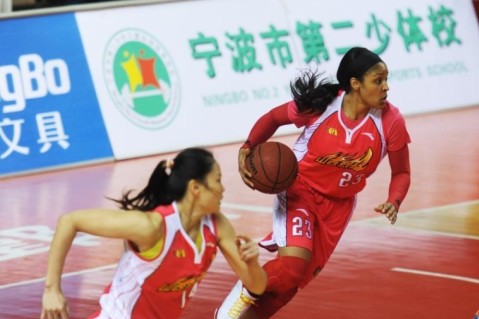 [流言板]來(lái)個(gè)三雙？哈滕拋投再得手，已經(jīng)得到18分11籃板8助攻