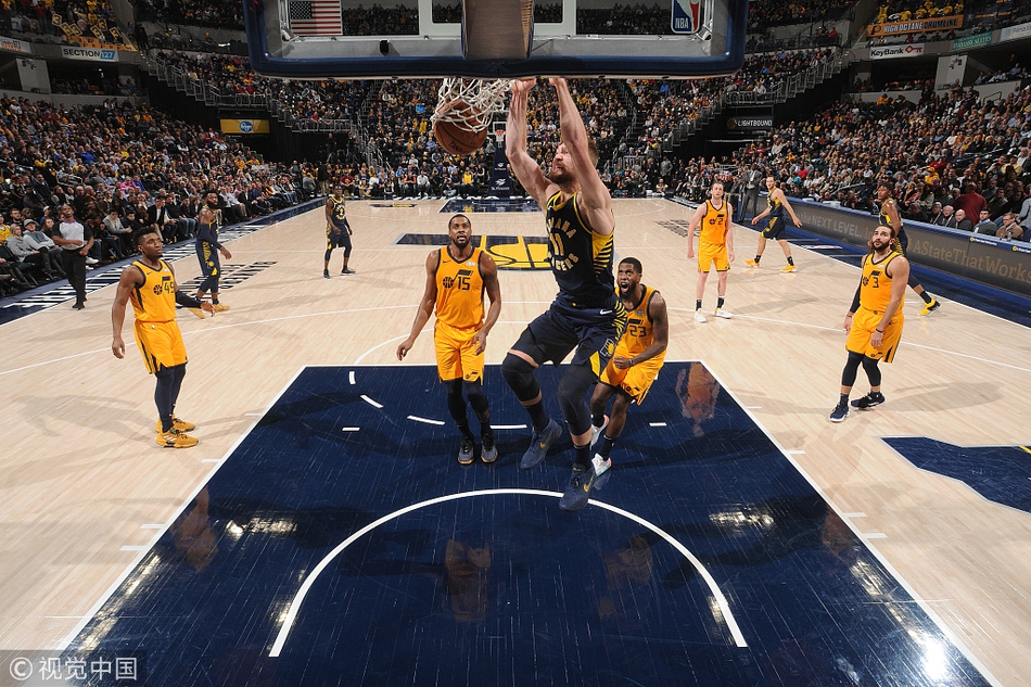 直播吧11月20日訊 NBA常規賽，森林狼120-109擊敗奇才。此役森林狼前鋒蘭德?tīng)柣鹆θ_(kāi)，打了32分鐘19投11中，三分4中1、罰球13中9砍全場(chǎng)最高32分外加10籃板6助攻。末節蘭德?tīng)柂毜?0