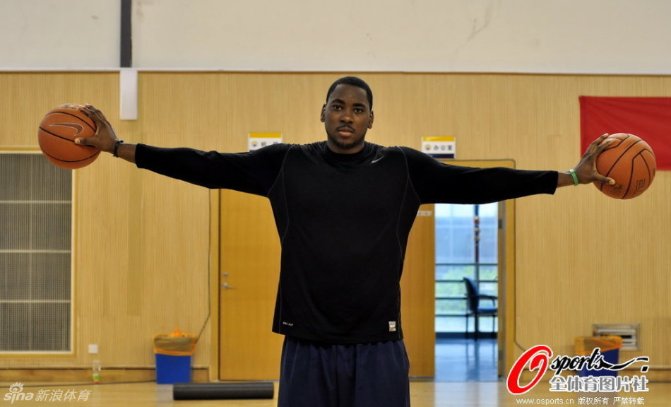 時(shí)隔前交叉韌帶手術(shù)5個(gè)月 歐文重返球場(chǎng)練習拋投及撤步中投