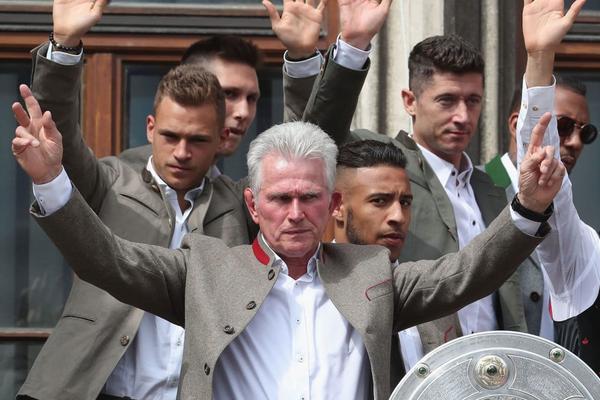 擊敗藍軍！維拉官方社媒曬海報，慶祝隊史第三次11連勝