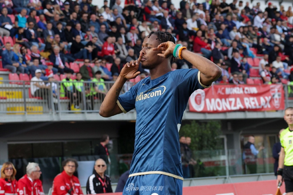 博尼撞墻配合助攻，澤林斯基推射破門(mén)，國米扳平比分1