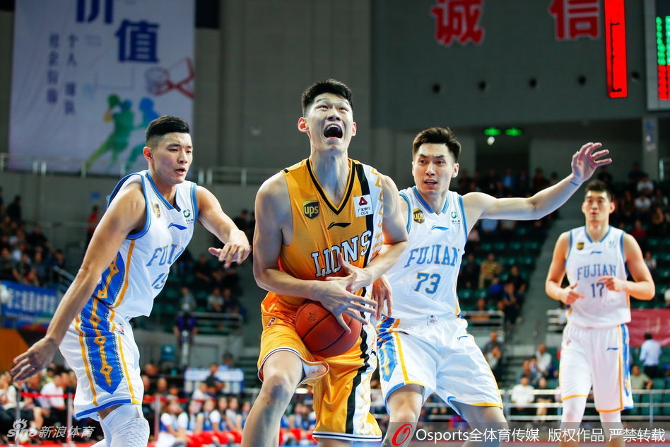 這松弛感沒(méi)誰(shuí)了！三球秀腳法直接“爆頭”小米切爾 隊友看懵了