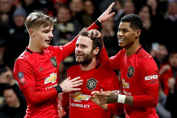 人氣太旺！利雅得勝利大巴前往賽場(chǎng)途中，沿街站滿(mǎn)了C羅球迷