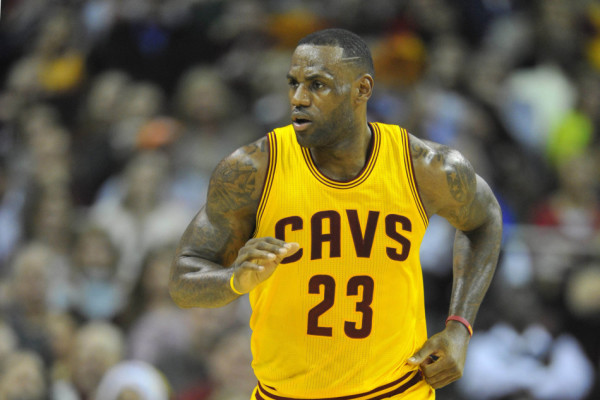 直播吧11月20日訊 NBA常規賽，勇士96-110不敵熱火。賽前，科爾接受了采訪(fǎng)。談到斯波接任自己美國男籃主帥的職務(wù)，科爾說(shuō)道：“他是個(gè)極佳的選擇，他是史上最偉大的教練之一。他對國際籃聯(lián)的規則了如指