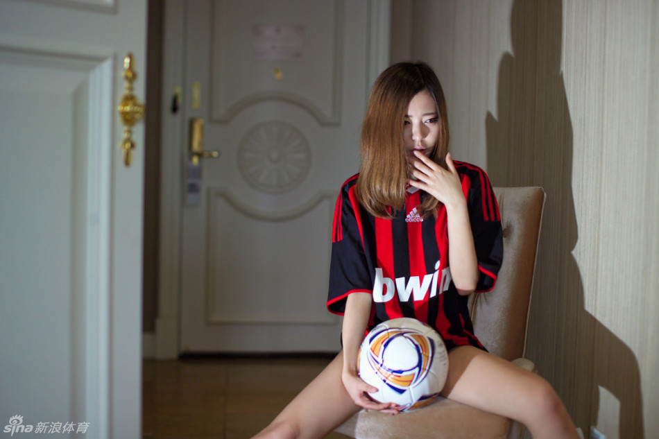 歲在青龍，序屬霜天，江湖三十路烽煙再舉。奧布萊恩金鼎高懸于九霄，四海豪杰振衣而起，或持巨闕開(kāi)山，或挽落日神弓，或運太極云手，各顯通天徹地之能。然武林至道，終歸一個(gè)“攻”字——任爾銅墻鐵壁，我自一劍封喉