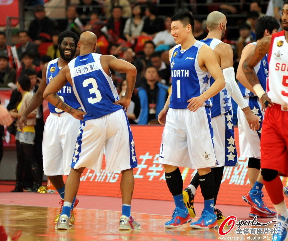 直播吧10月26日訊 NBA常規賽，掘金133-111戰勝太陽(yáng)。賽后，約基奇接受了采訪(fǎng)。談到助攻隊友戈登完成360°空接扣籃，約基奇表示：“他讓我的傳球看上去很秀！”此役，戈登11投5中，三分6中1，
