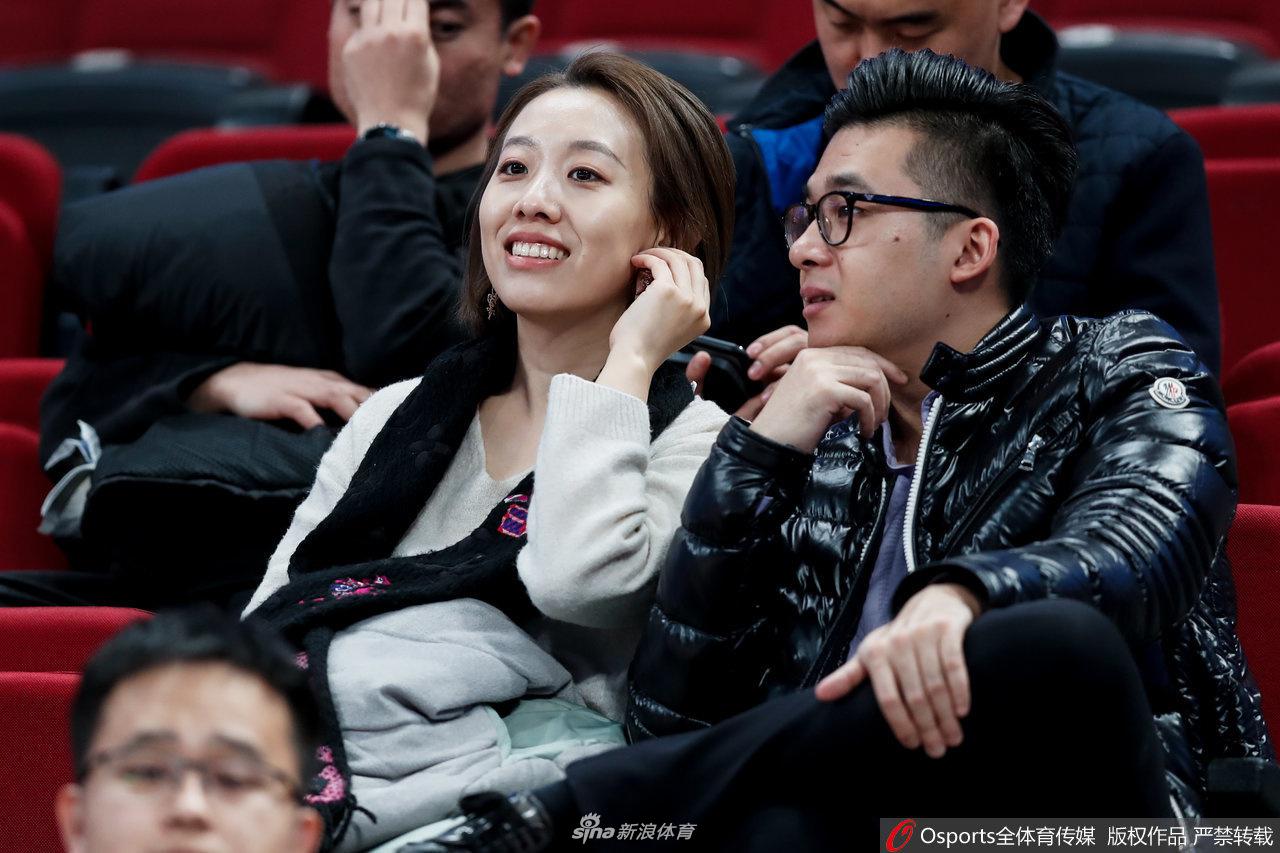 文班亞馬觀(guān)戰巴黎4比2曼城 獲贈印馬刺字樣球衣