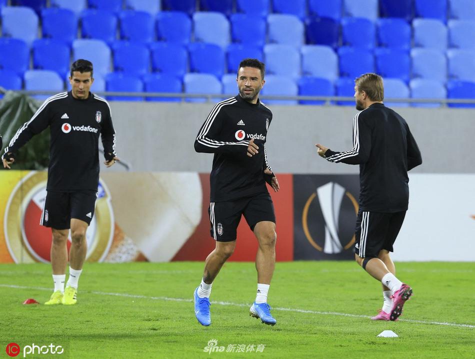 白巧克力：你花2億不是讓特雷·楊來(lái)防守的 他努力防了只是不夠好