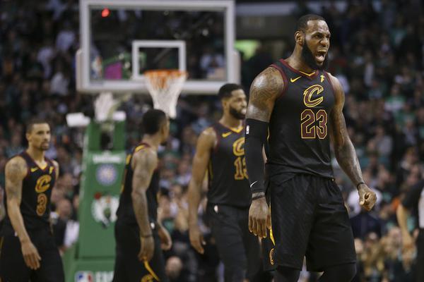 略顯尷尬！尼昂籃下溜底接球上空籃，結果打板過(guò)橋彈框而出