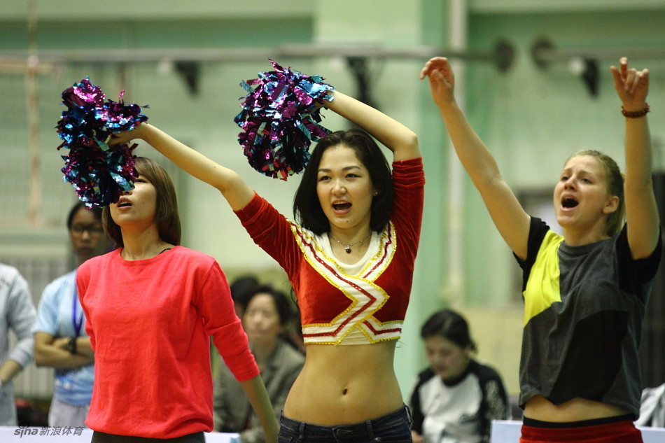 直播吧11月25日訊 NBA常規賽，森林狼半場(chǎng)54-46領(lǐng)先國王。森林狼球員蘭德?tīng)柹习雸?chǎng)在進(jìn)攻端效率很高，籃板保護也做得不錯，但失誤稍微有點(diǎn)多。他上半場(chǎng)打了18分16秒，7投4中三分2中1），罰球2中