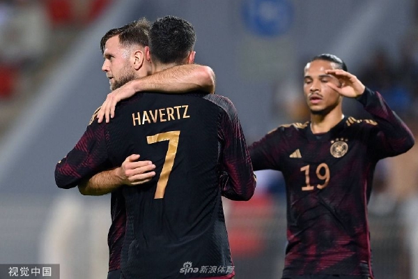 手起刀落！鮑爾超遠距離自信出手3分穩穩命中，公牛追至13分