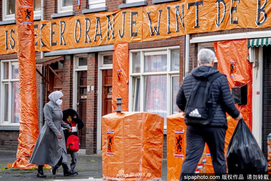 這...阿切爾比爭頂高空球時(shí)伸手拽向萊奧頭發(fā)，后者痛苦倒地