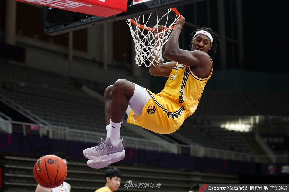 直播吧12月16日訊 近日，前NBA球員考辛斯在節目中談到了字母哥如果加盟熱火之后的情況?？夹了拐f(shuō)道：“如果能讓字母哥搭檔鮑威爾、維金斯和阿德巴約，那將會(huì )是一直可怕的球隊，他們的防守將非常出色，場(chǎng)上還