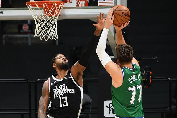 直播吧9月25日訊 近日，貝弗利在自己的播客節目中談到了小波特。貝弗利表示：“籃網(wǎng)是他的球隊，那是他的球隊，讓我們說(shuō)清楚。他是冠軍，讓我們給那個(gè)家伙一些尊重，那是他的球隊?！皢讨握f(shuō)卡梅隆-托馬斯是個(gè)得