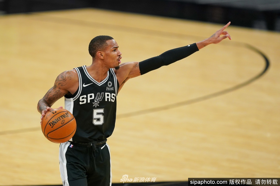 24直播網(wǎng)訊北京時(shí)間2月18日西甲第24輪巴塞羅那主場(chǎng)迎戰巴列卡諾，比賽在奧林匹克球場(chǎng)打響。上半場(chǎng)，伊尼戈造點(diǎn)，萊萬(wàn)點(diǎn)射命中；德弗魯托斯破門(mén)因隊友越位位置干擾被判無(wú)效。下半場(chǎng)，雙方均無(wú)建樹(shù)。最終，巴薩