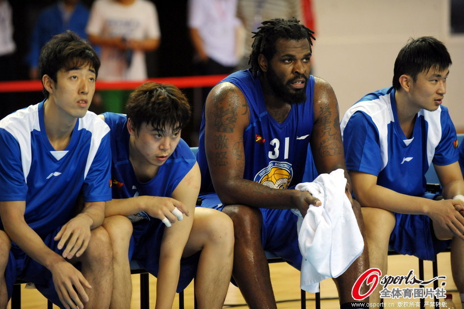 直播吧11月25日訊 NBA常規賽，掘金客場(chǎng)125-115擊敗灰熊。本場(chǎng)比賽，掘金當家球星尼科拉·約基奇進(jìn)攻端個(gè)人攻擊欲望不高，頻頻傳球帶動(dòng)隊友，輕松砍下三雙帶隊獲勝！此役，約基奇出戰33分43秒，9
