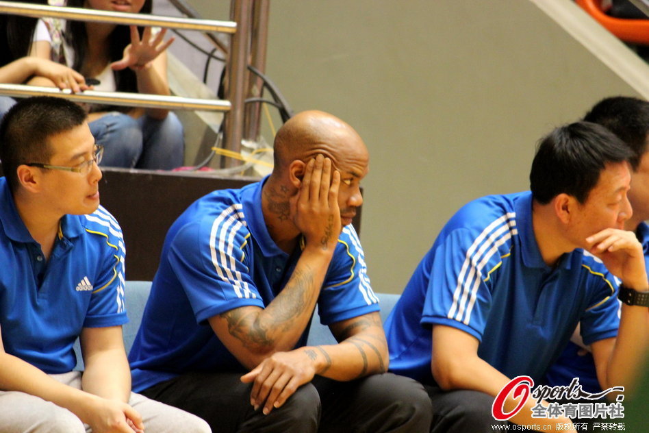 虎撲01月26日訊 今日NBA常規賽湖人對陣勇士的比賽正在進(jìn)行中。比賽第二節，濃眉頂著(zhù)戴維斯防守拋投打成2+1，雙方交替領(lǐng)先。