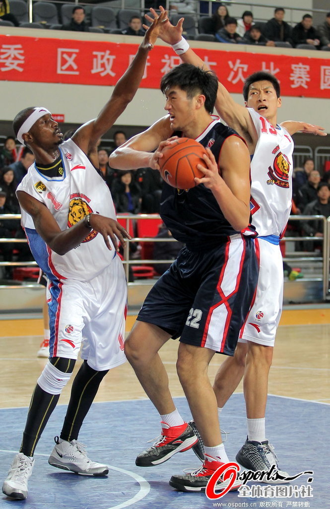 表現亮眼！愛(ài)德華茲全場(chǎng)砍下41分7籃板6助攻1封蓋