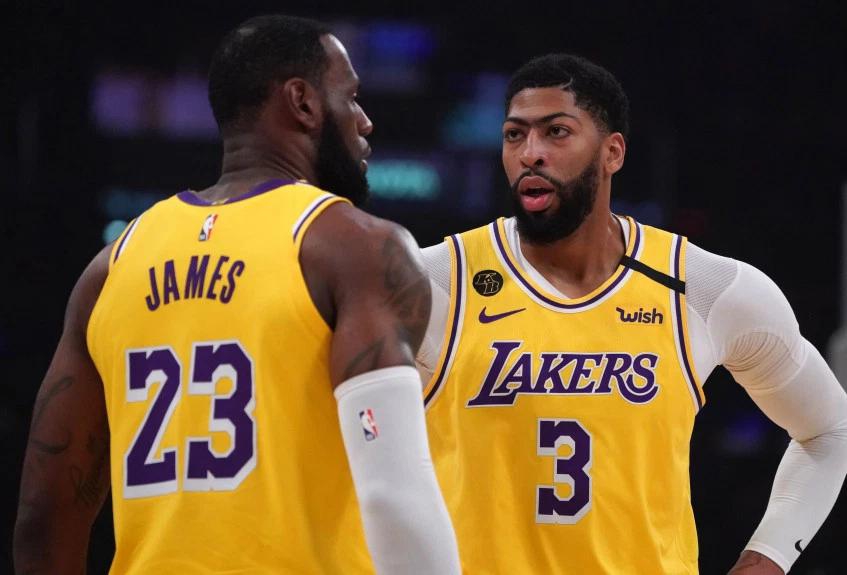 烏干達二門(mén)禁區外手球染紅，傷退的首發(fā)門(mén)將昂延戈崩潰捂臉??