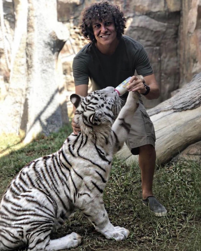 文班亞馬觀(guān)戰巴黎4比2曼城 獲贈印馬刺字樣球衣