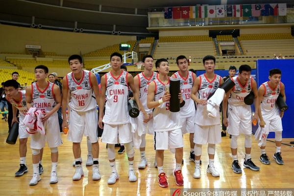 直播吧11月27日訊 NBA杯，森林狼105-113不敵雷霆。賽后采訪(fǎng)，愛(ài)德華茲談球隊連續三場(chǎng)讓勝利在最后時(shí)刻溜走時(shí)表示：“我覺(jué)得我們就是不能失誤。我不知道我們指定的控衛是誰(shuí)，但我覺(jué)得該由我來(lái)把球帶上