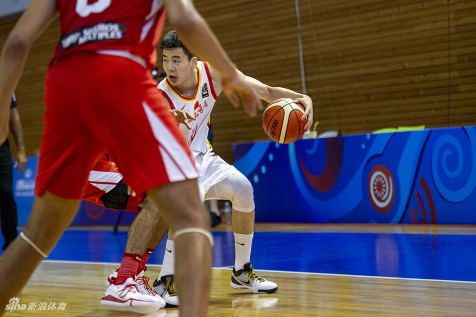 直播吧10月30日訊 今天NBA常規賽，公牛126-113戰勝?lài)?。此役過(guò)后，公牛戰績(jì)來(lái)到了4勝0負，為聯(lián)盟僅有的四支不敗球隊之一，另外三隊是雷霆5勝0負）、馬刺4勝0負）和76人4勝0負）。