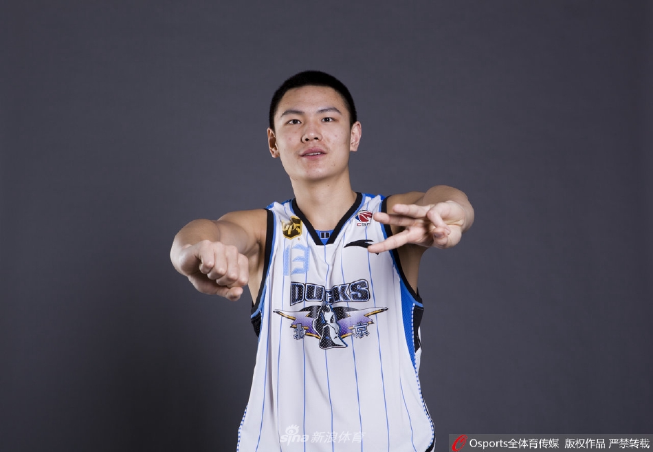 6分鐘連扳2球！吉內蒂斯助攻隊友頭球破門(mén)，立陶宛2