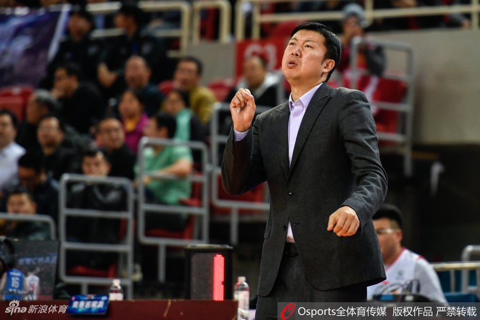 中國之隊公益進(jìn)校園，黃博文、于大寶、張璦暉與學(xué)生們同場(chǎng)競技