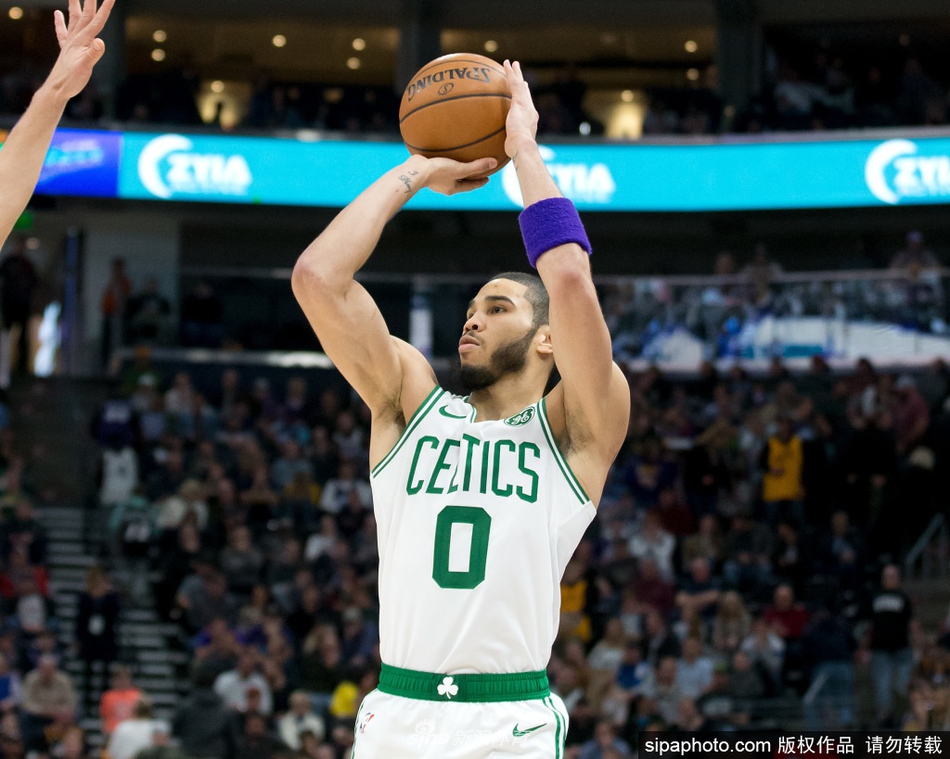 虎撲02月09日訊 NBA常規賽奇才對陣老鷹的比賽正在進(jìn)行中。第二節比賽中，特倫斯-曼空切接奧孔古妙傳雙手暴扣，拿到老鷹生涯首分。