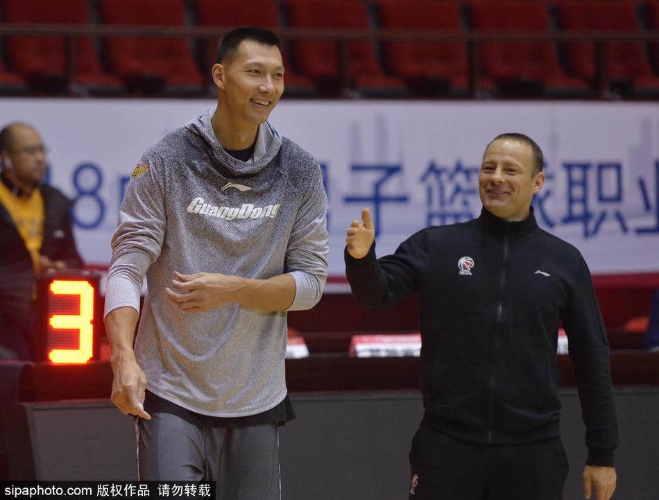 那不勒斯主席德勞倫蒂斯手持C羅球衣，與利雅得勝利CEO合影