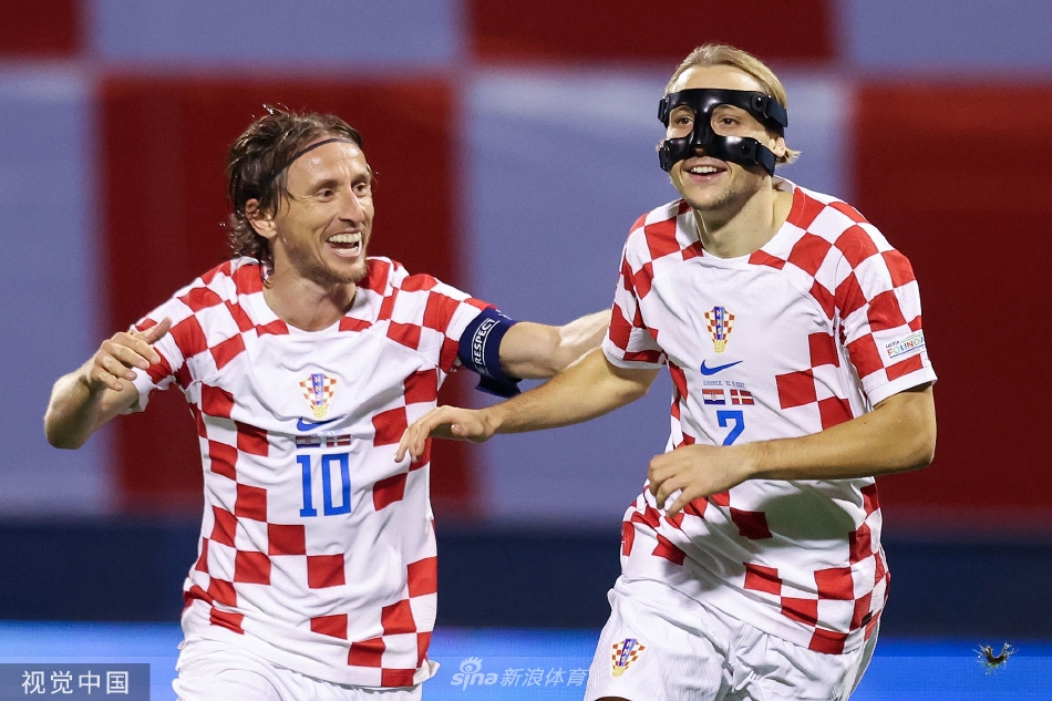 直播吧9月25日訊 今天，鵜鶘官方曬出了中鋒盧尼的定妝照。新賽季，盧尼將身穿55號球衣征戰。今夏，盧尼和鵜鶘簽下了2年1600萬(wàn)美元的合同。