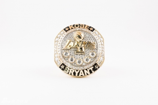 非常投入！東契奇妙傳八村壘三分不中，自己搶籃板補籃打進(jìn)