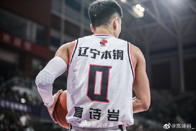 直播吧12月3日訊 NBA常規賽，雷霆124-112戰勝勇士。賽后湖人自媒體LakeShowYo曬出了當年快船從雷霆換來(lái)喬治的交易，寫(xiě)道：“雷霆現在21勝1負，快船毀了聯(lián)盟?！?019年夏天，快船用9