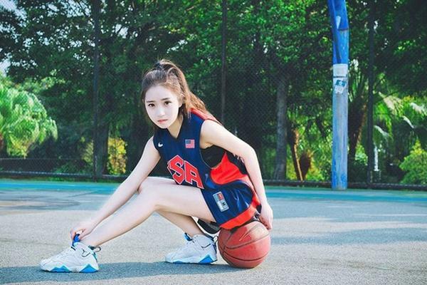 勢不可擋！西亞卡姆迎著(zhù)鮑爾干拔命中三分，步行者領(lǐng)先20分