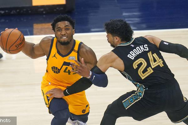 虎撲01月25日訊 近日，NBA名宿卡梅羅-安東尼在播客節目中點(diǎn)評了斯科蒂-皮蓬近期的爭議言論。皮蓬最近表示邁克爾-喬丹和勒布朗-詹姆斯都不是GOAT：“你不能問(wèn)我勒布朗和邁克爾之間誰(shuí)是GOAT；他們