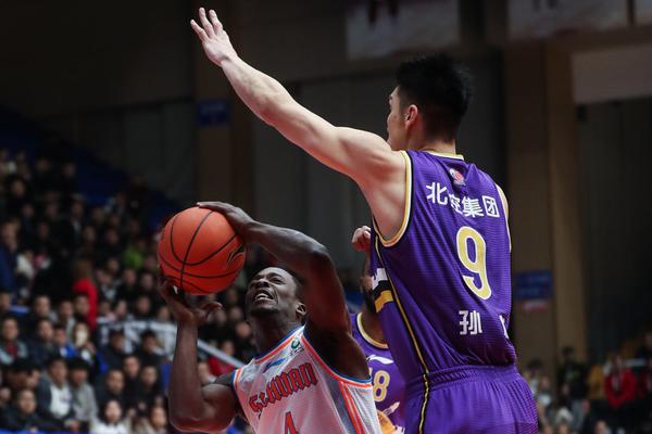 左邊衛對決??卡洛斯：馬爾蒂尼是大師，但我認為馬塞洛是最佳