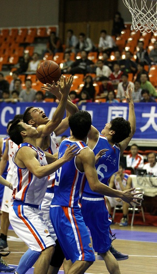直播吧11月12日訊 美媒Basketball University報道，上賽季，安東尼·愛(ài)德華茲有19.6%的進(jìn)攻回合是通過(guò)單打完成的，每回合得到0.91分。而本賽季這一比例大幅提升到27.5%，效
