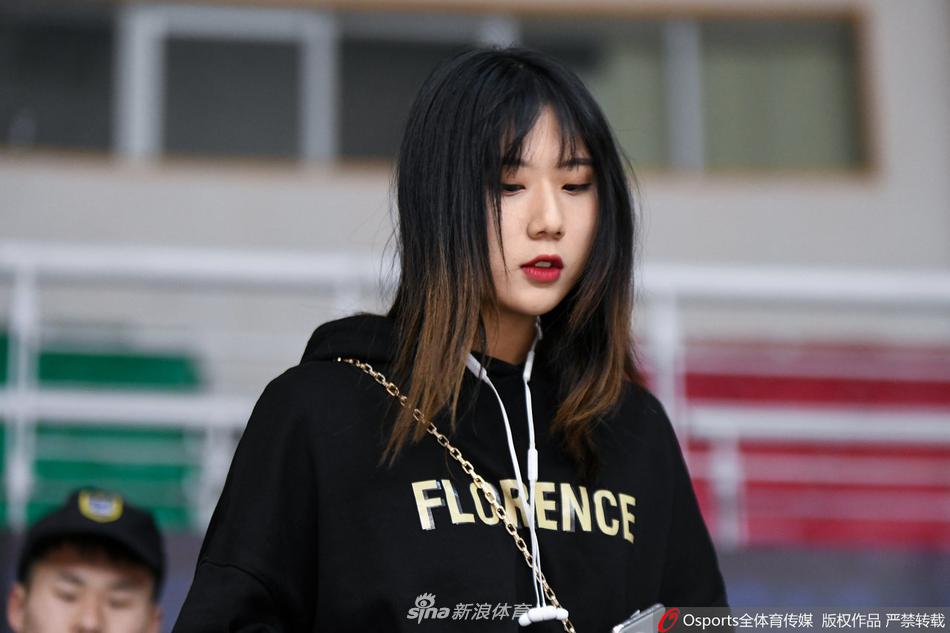 記者：曼城下一任總監維亞納在貝吉里斯坦陪同下觀(guān)看球隊訓練